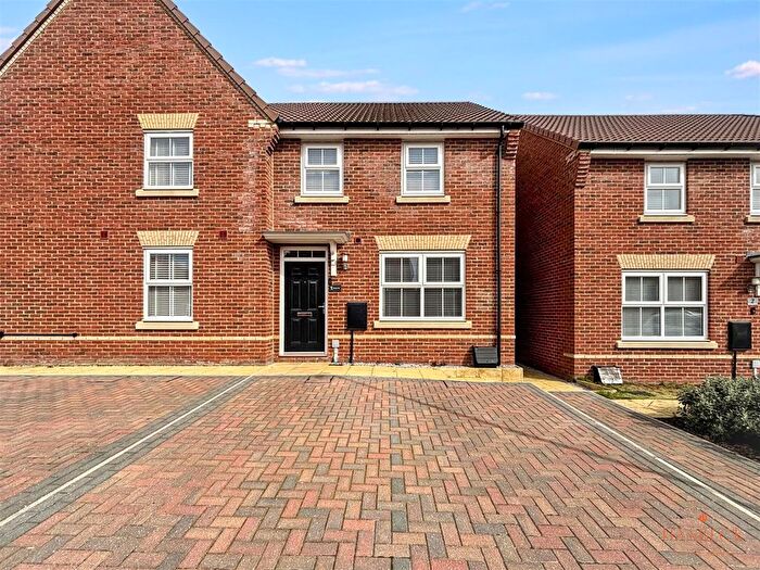 3 Bedroom Semi Detached House For Sale In Warden Vale, Hessle, HU13