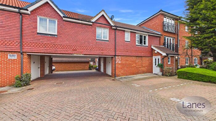 2 Bedroom Maisonette For Sale In Winnipeg Way, Broxbourne, EN10