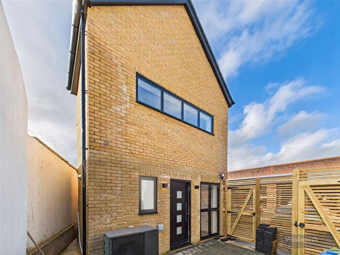 2 Bedroom Flat To Rent In Brighton Road, Surbiton, KT6