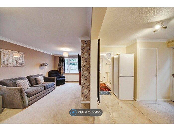 3 Bedroom Semi-Detached House To Rent In Broomfields Close, Solihull, B91