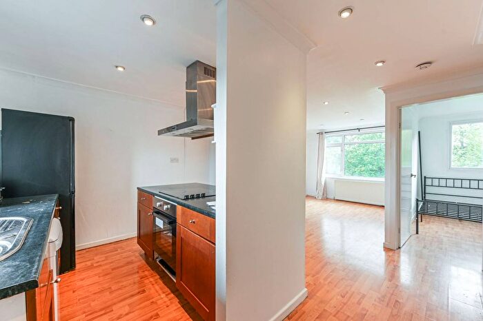 3 Bedroom Maisonette To Rent In Challice Way, Brixton, London, SW2
