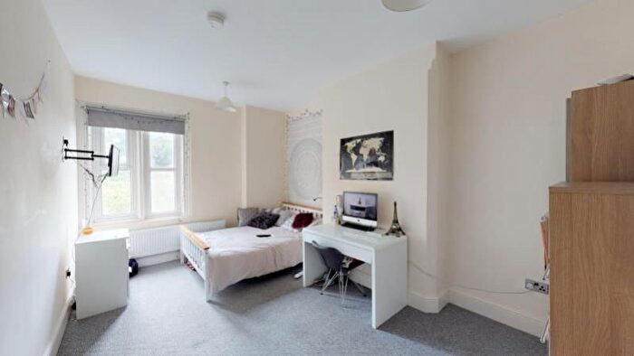 2 Bedroom Flat To Rent In Forest Road West, Nottingham, NG7