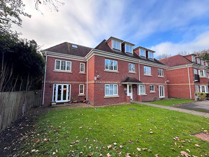 2 Bedroom Apartment For Sale In Woburn Hill, Addlestone, Surrey, KT15
