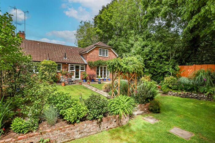 3 Bedroom Semi-Detached House For Sale In St. Marys Road, Liss, Hampshire, GU33