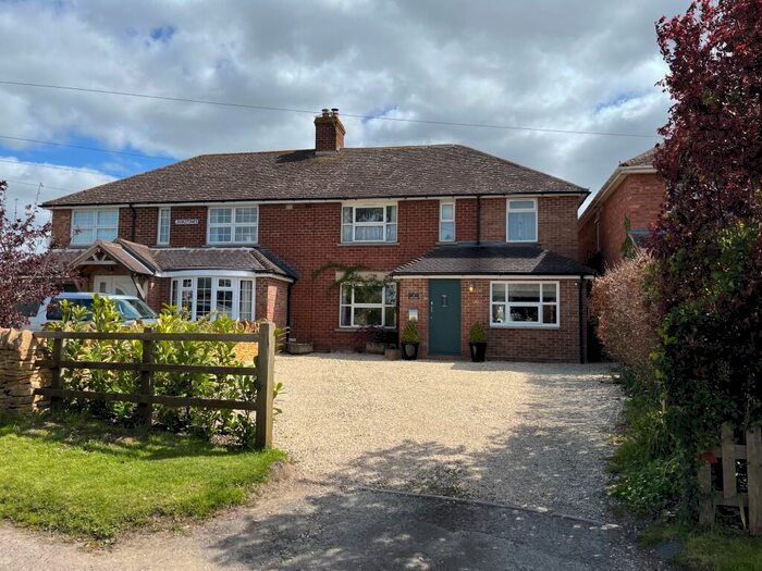 4 Bedroom Semi-Detached House To Rent In Johnstones, Goosey, SN7