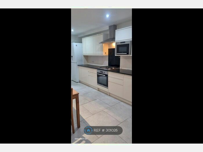3 Bedroom Flat To Rent In Defoe Road, London, N16