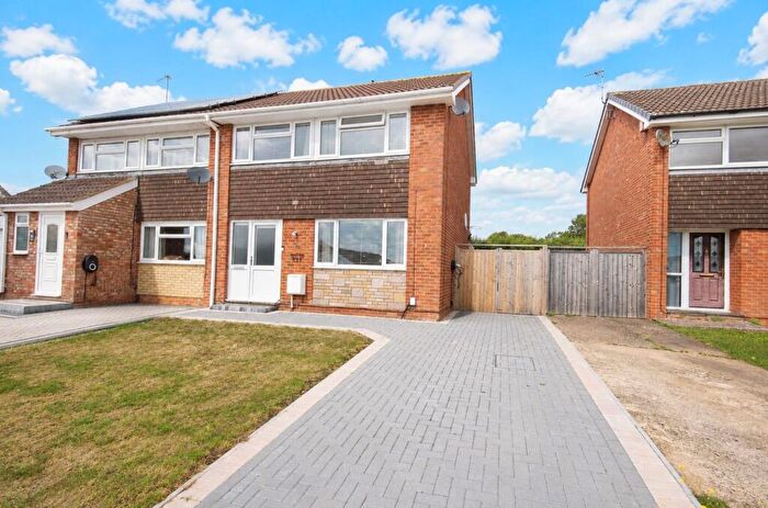 3 Bedroom Semi-Detached House For Sale In Foxons Barn Road, Brownsover, Rugby, CV21