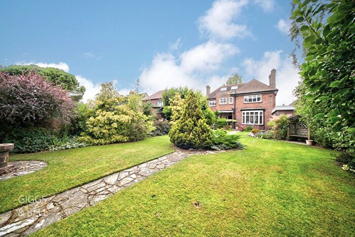 3 Bedroom Detached House For Sale In Whitehill Avenue, Luton, Bedfordshire, LU1