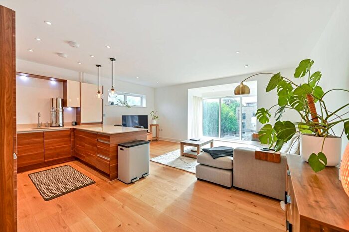 2 Bedroom Flat For Sale In Blagrove Road, Hampton Wick, Teddington, TW11