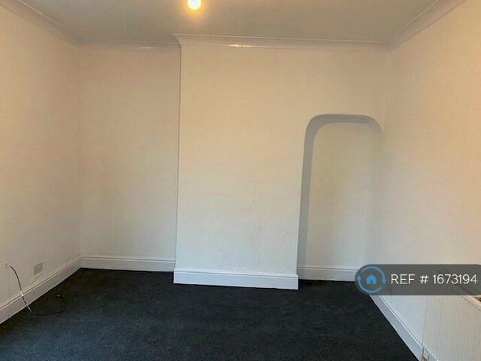 2 Bedroom Flat To Rent In Delapole Avenue, Hull, HU3