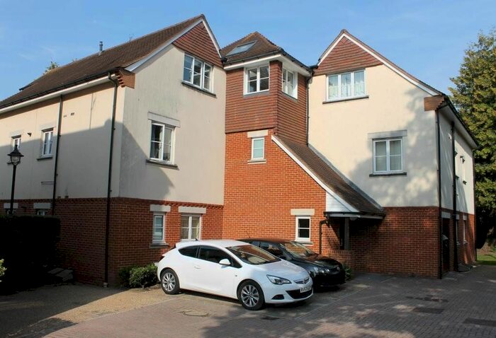 2 Bedroom Flat To Rent In Hill View, Dorking, RH4