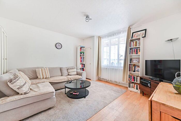 3 Bedroom Flat For Sale In Hallfield Estate, Bayswater, London, W2