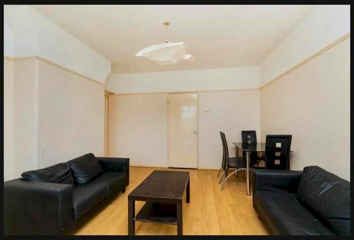 3 Bedroom Flat To Rent In Sacketts House, Cowley Road, London, SW9