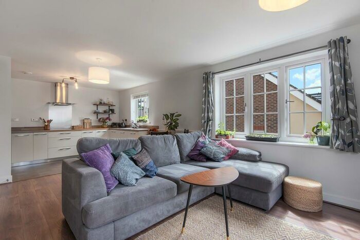 2 Bedroom Flat To Rent In Mauritius House, Balliol Grove, Maidstone, Kent, ME15