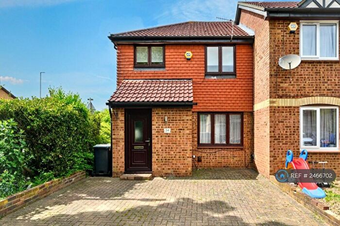 3 Bedroom End Of Terrace House To Rent In Elveden Close, Luton, LU2