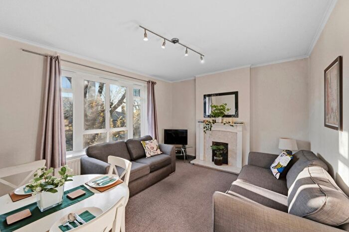 3 Bedroom Flat To Rent In Fairfield Drive, The Tonsleys, SW18