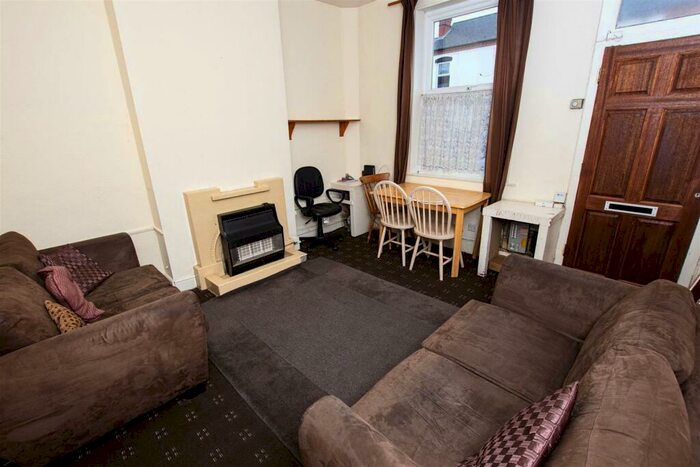 4 Bedroom House To Rent In Winnie Road, Birmingham, B29