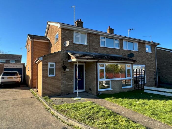 4 Bedroom Semi-Detached House To Rent In Tomlyns Close, Hutton, Brentwood, CM13