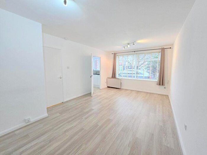 2 Bedroom Flat For Sale In Devonshire Road, Hatch End, HA5
