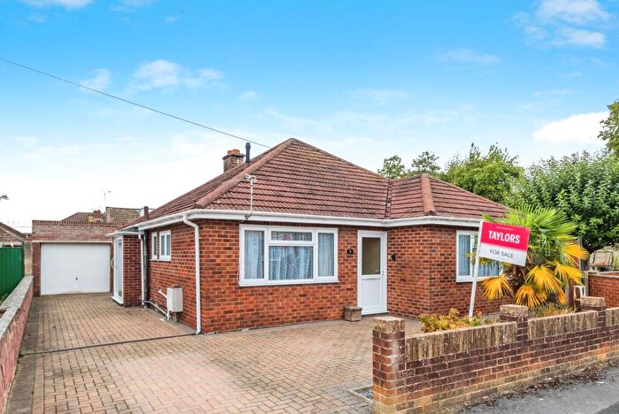 3 Bedroom Bungalow For Sale In Lynwood Grove, Swindon, Wiltshire, SN2