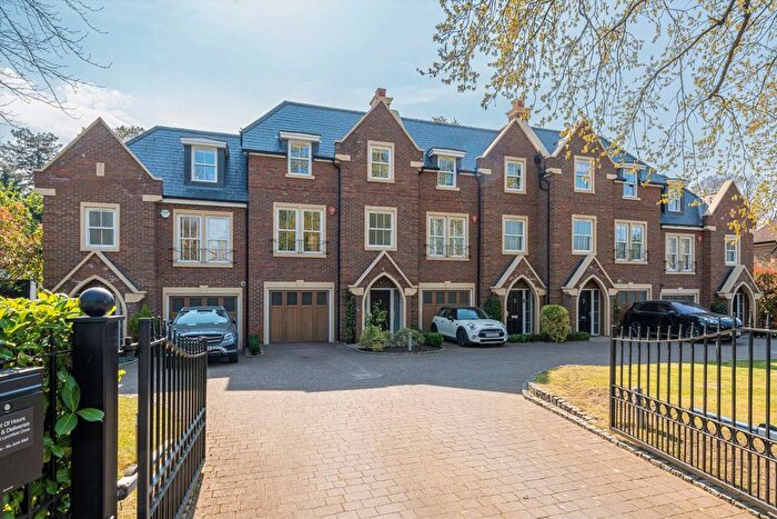 5 Bedroom Terraced House To Rent In Larchfield Close, Weybridge, KT13
