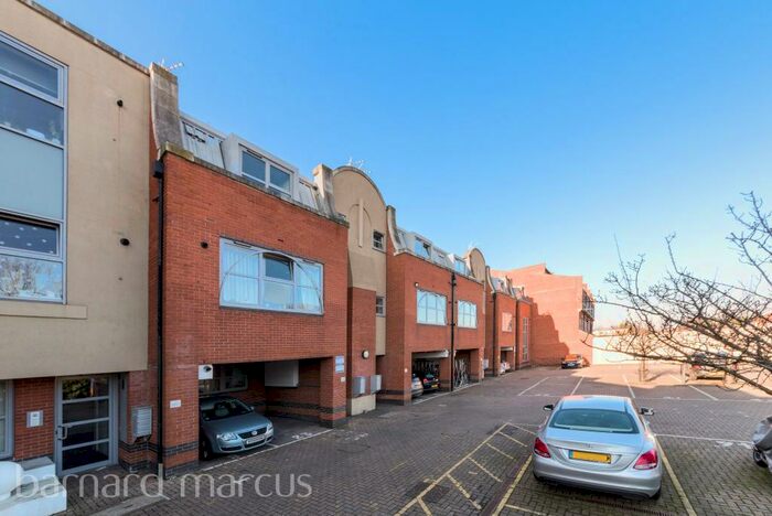 1 Bedroom Flat To Rent In Barnsbury Lane, Surbiton, KT5