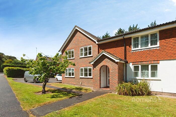 1 Bedroom Flat To Rent In Houlton Court, Bagshot, GU19