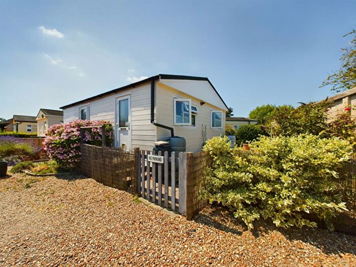 2 Bedroom Park Home For Sale In Meadow Park, Sherfield-On-Loddon, RG27
