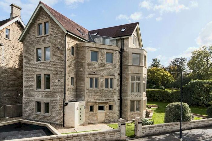 2 Bedroom Apartment To Rent In Garden Apartment, Forester Road, BA2