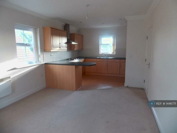 2 Bedroom Flat To Rent In Moss Hey, Wirral, CH63