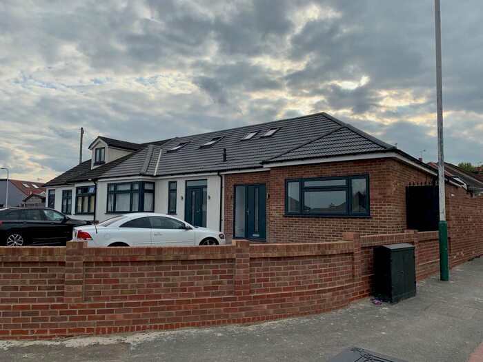 4 Bedroom Property To Rent In Heather Close, Romford, RM1