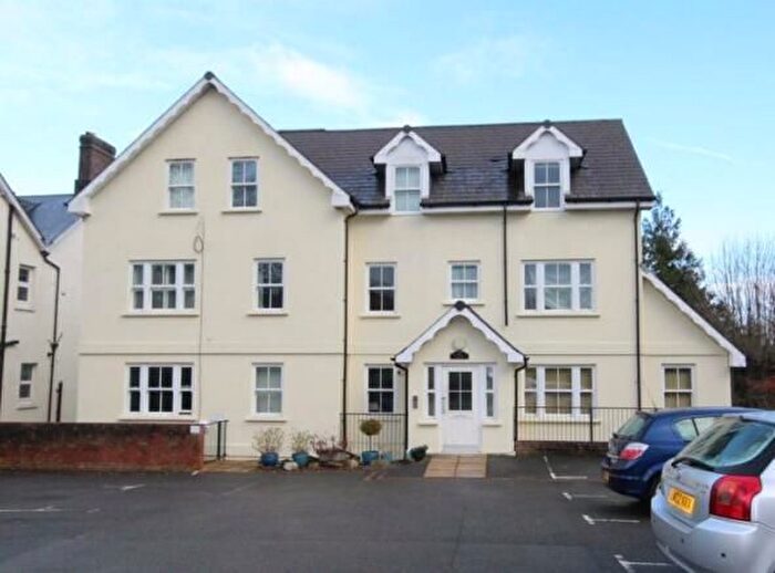 2 Bedroom Flat To Rent In New Town, Uckfield, TN22