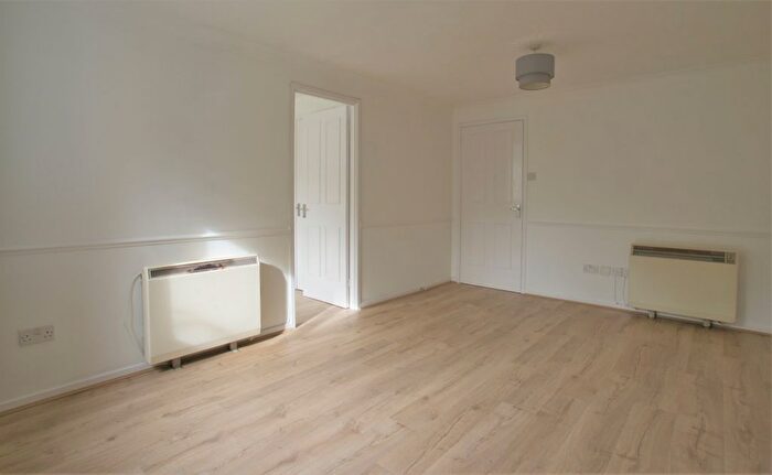 1 Bedroom Maisonette To Rent In Cambridge Road, West Molesey, KT8