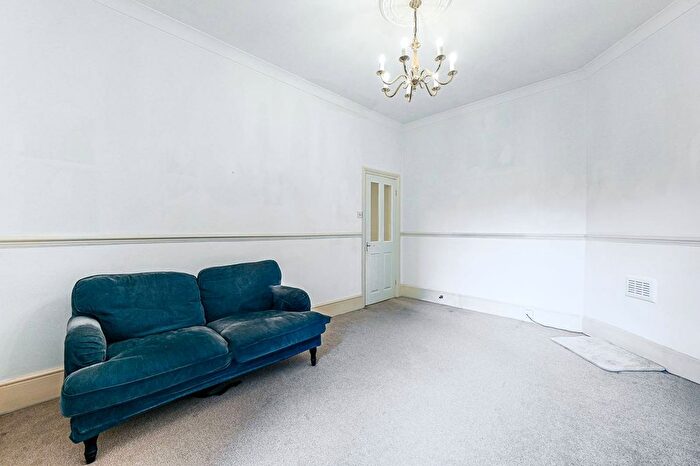 2 Bedroom Flat To Rent In Mornington Avenue, West Kensington, London, W14