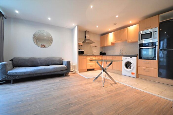 2 Bedroom Flat To Rent In Lady Isle House, Ferry Court, Caerdydd, CF11