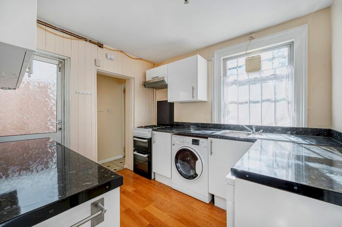 2 Bedroom Flat To Rent In Murray Road, London, W5