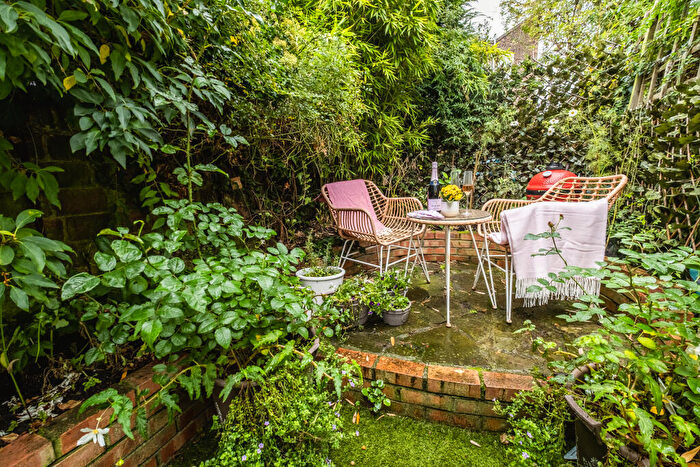2 Bedroom Flat For Sale In Eburne Road, London, N7