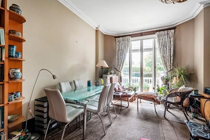 1 Bedroom Flat For Sale In Knoll Road, Dorking, RH4
