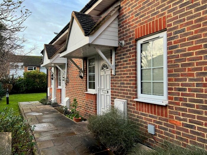 2 Bedroom Flat To Rent In Upper Halliford Road, Shepperton, TW17