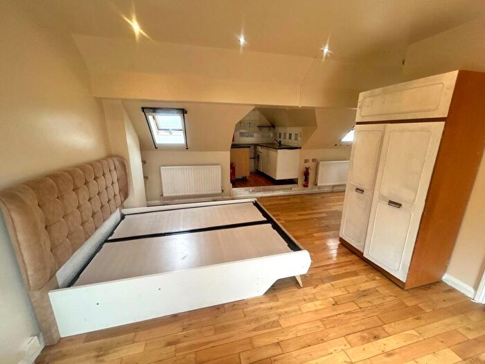 Flat To Rent In Croydon Road, Wallington, SM6