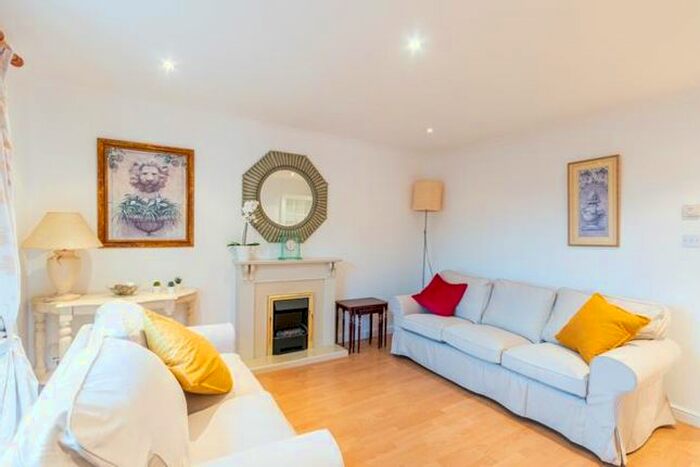 2 Bedroom Flat To Rent In Dicksonfield, Edinburgh, EH7