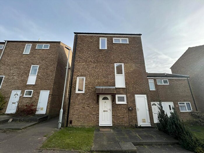 4 Bedroom Semi-Detached House To Rent In Petersfield Gardens, Luton, LU3