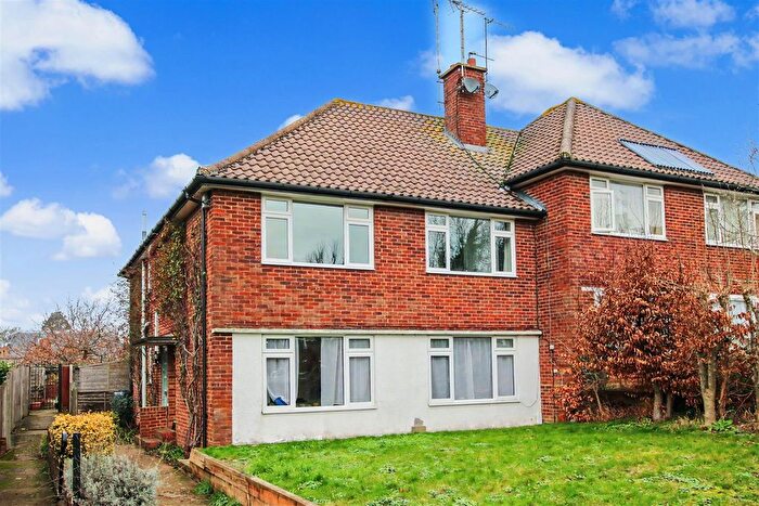 2 Bedroom Maisonette For Sale In Minchin Close, Leatherhead, KT22