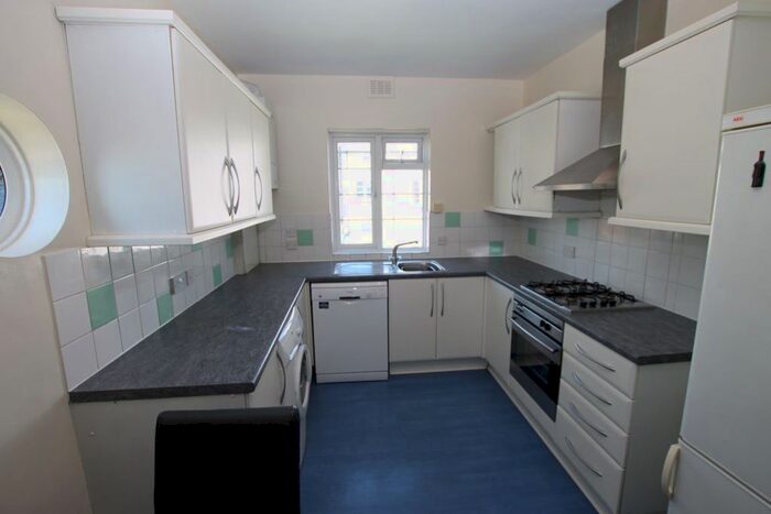 2 Bedroom Flat To Rent In Bushey Road, London, SW20