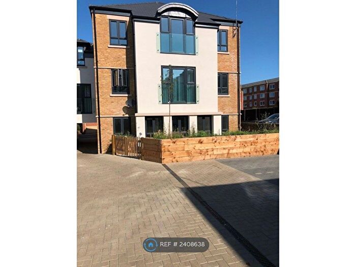 2 Bedroom Flat To Rent In Queen Anne Court, Maidstone, ME14