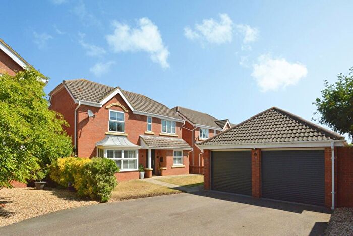 4 Bedroom Detached House For Sale In Kingshill Drive, Deanshanger, Milton Keynes, MK19
