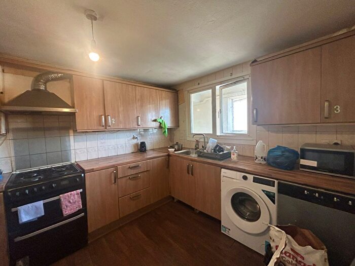 3 Bedroom Flat To Rent In Convent Way, UB2
