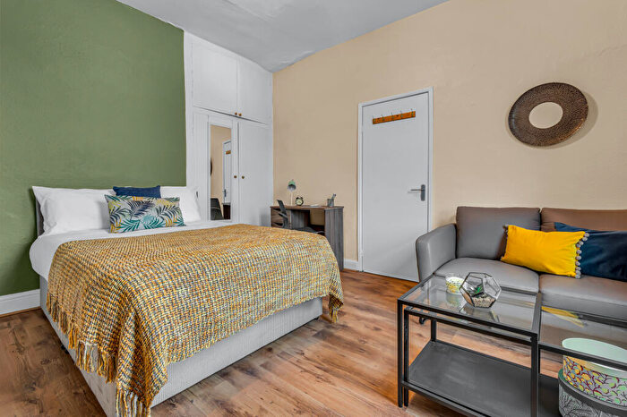 1 Bedroom Flat To Rent In Burley Road, Leeds, LS3