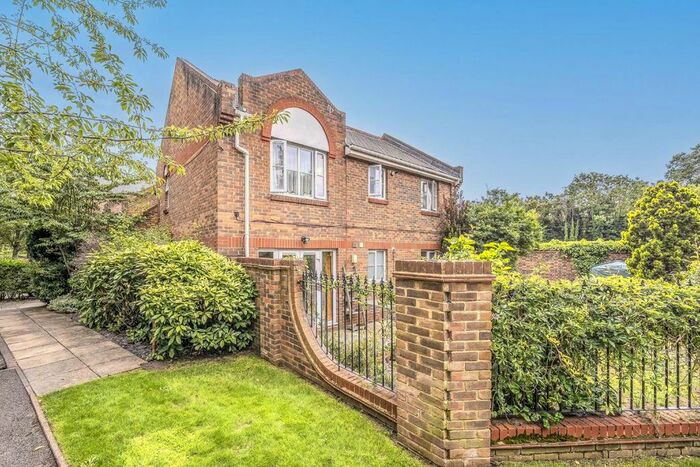 2 Bedroom Flat To Rent In Catherine Drive, Richmond, TW9