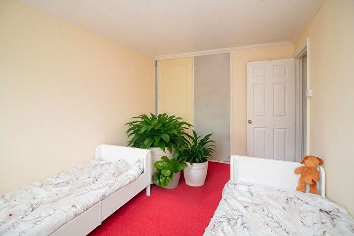 1 Bedroom Terraced House To Rent In Ringwood Gardens, London, SW15